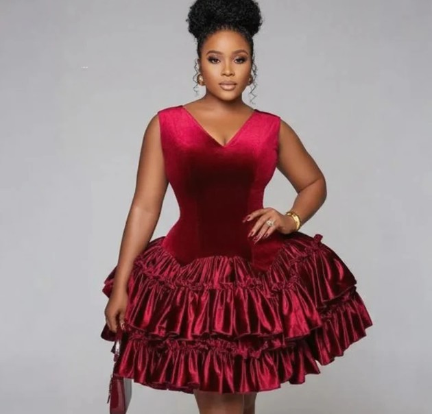 Bordeaux Samt-Brautkleid mit V-Ausschnitt & Rüschen Kurz