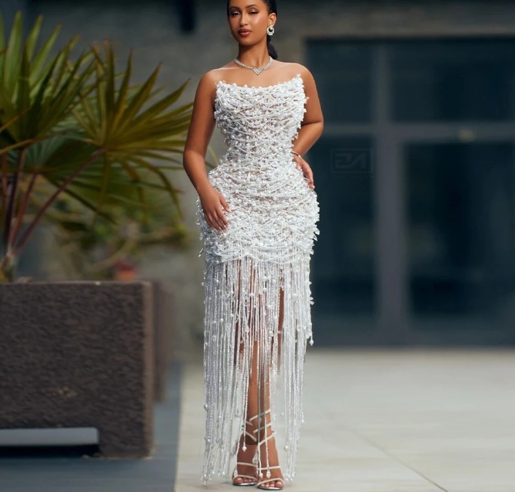 Weißes Midi-Brautkleid mit Perlen & Fransen