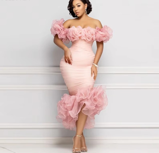 Rosa schulterfreies Midi Brautkleid mit Rüschen