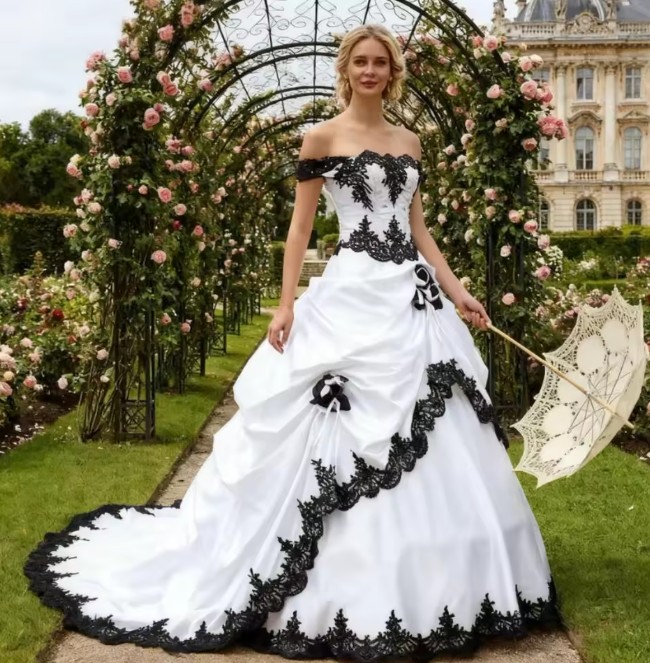 Elegantes A-Linie Brautkleid in Weiß & Schwarz – Trägerlos, lang, Satin mit Spitzenapplikationen