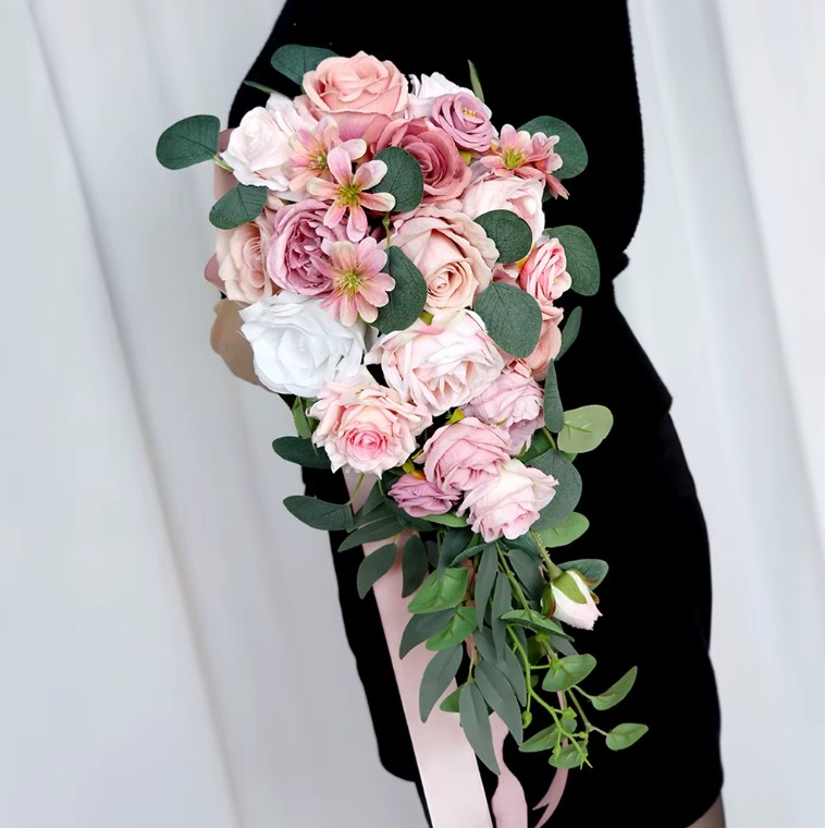 Boho Wasserfall Brautstrauß mit künstlichen Rosen in Altrosa – Eleganter Hochzeitsstrauß mit Blumenhalter für Landhaus- & Vintage-Hochzeiten