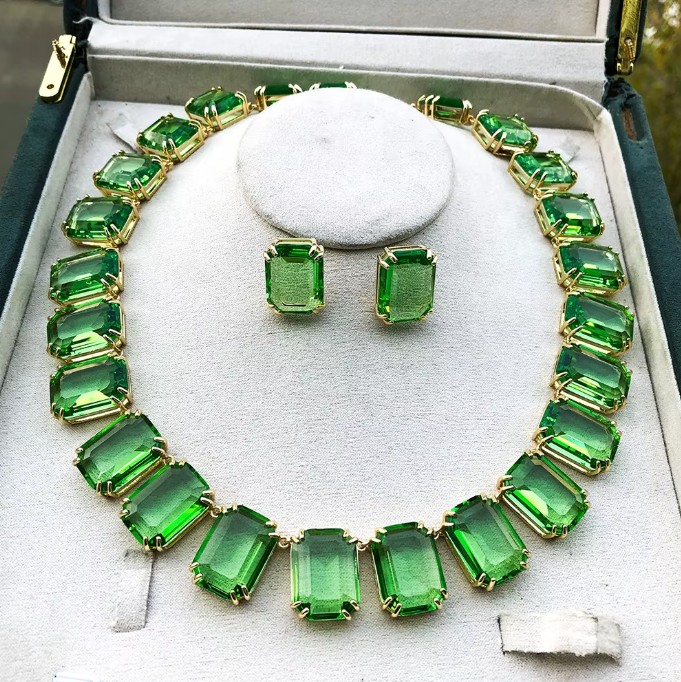 Eleganter Brautschmuck mit grünem Zirkon für besondere Momente