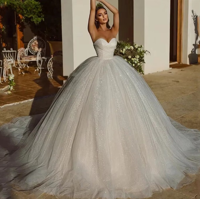 Elegantes schulterfreies Brautkleid mit Hofschleppe und Prinzessinnen-Silhouette