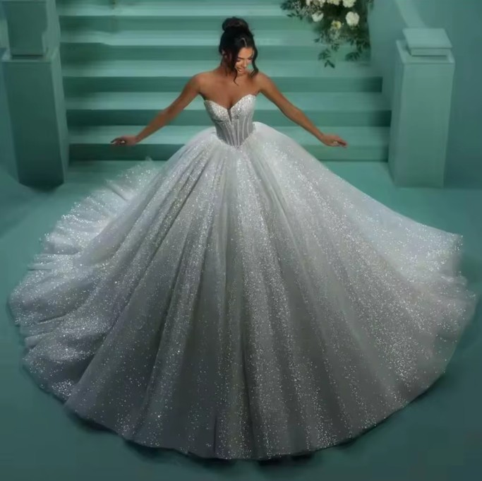 Glitzerndes Prinzessinnen-Brautkleid mit Pailletten und Schnürung