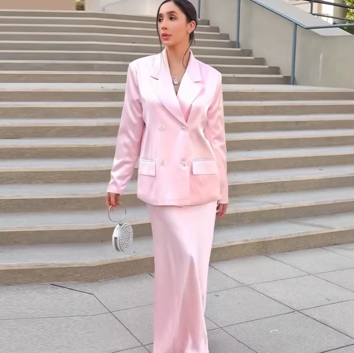 Rosa Satin Zweiteiler für Hochzeitsgäste – Doppelreihiger Blazer & eleganter Maxirock