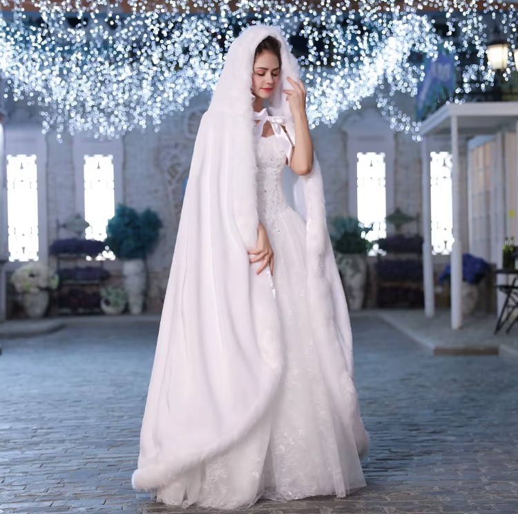Eleganter Hochzeitsumhang für die Braut – Warmer, bodenlanger Wintermantel