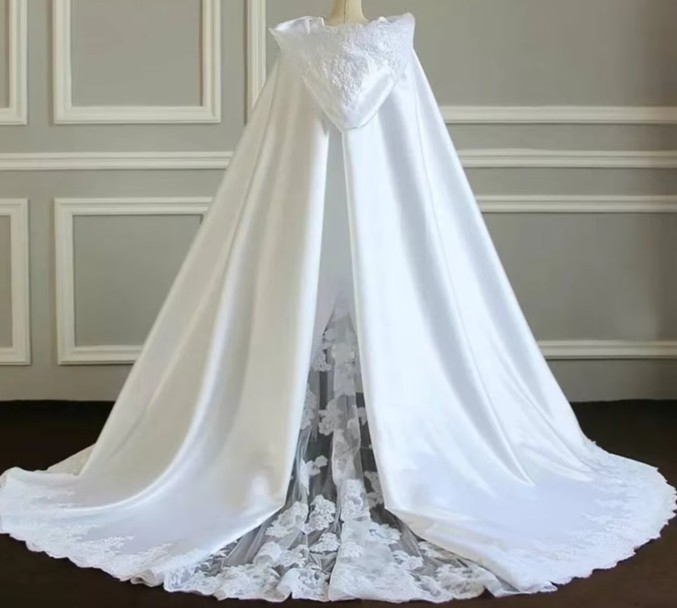 Weißer Kapuzen-Hochzeitsumhang aus Spitze und Satin für die Braut