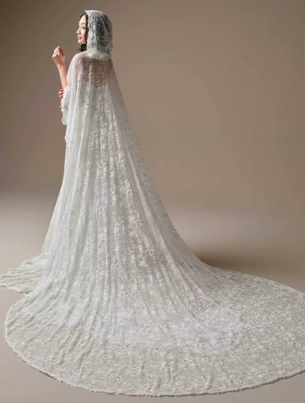 Blumen-Brautcape mit Kapuze und Schleier – Hochzeitsumhang mit Schleppe