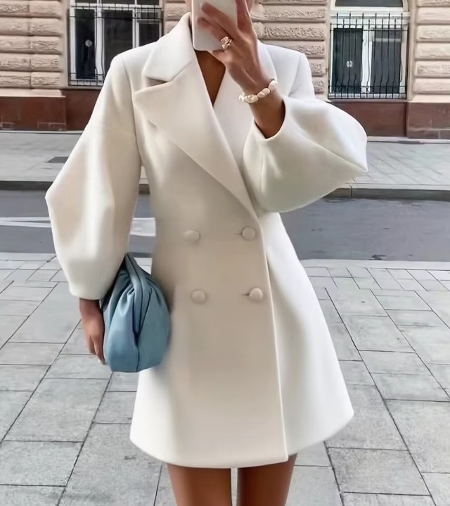 Kurzer Wollmantel für die Braut – Retro-Stil mit großem Revers