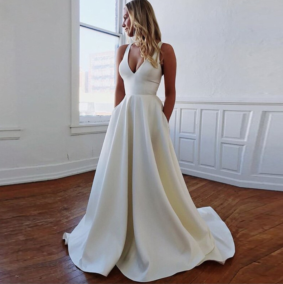 Schlichtes Satin Brautkleid mit V-Ausschnitt, A-Linie & Schleppe