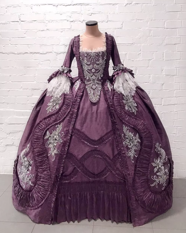 Lila Rokoko-Brautkleid im Stil des 18. Jahrhunderts  Barock & Viktorianisch