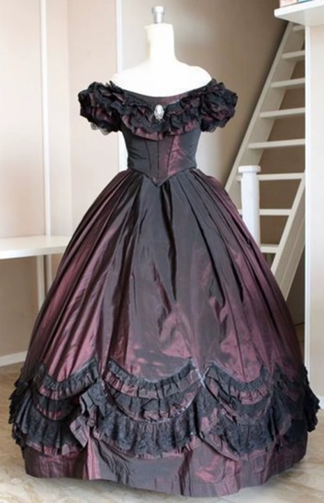 1860er Viktorianisches Gothic-Brautkleid in Dunkellila Schulterfrei