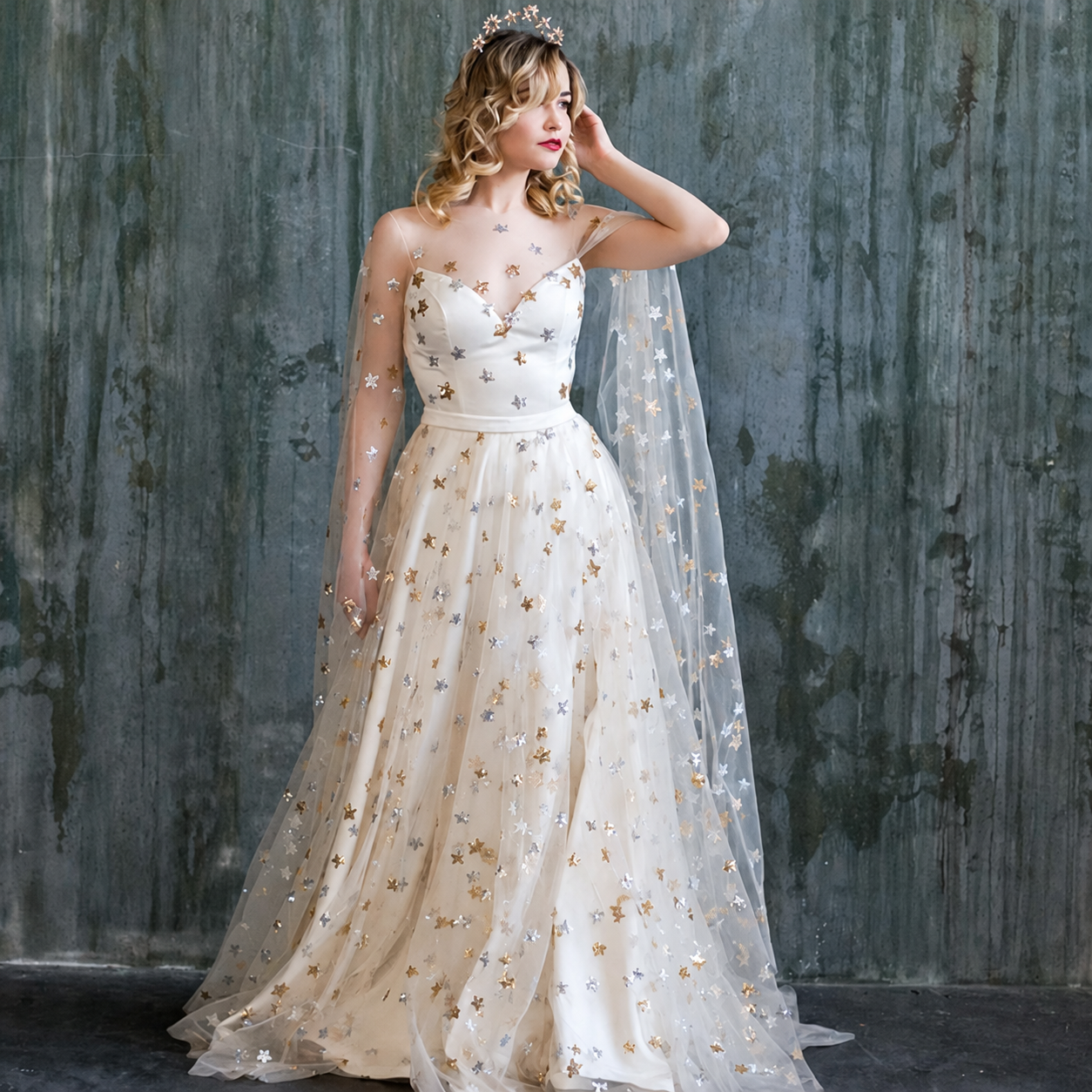Märchenhaftes Brautkleid mit Glitzer-Blumen, transparenten Ärmeln und tiefem Rückenausschnitt