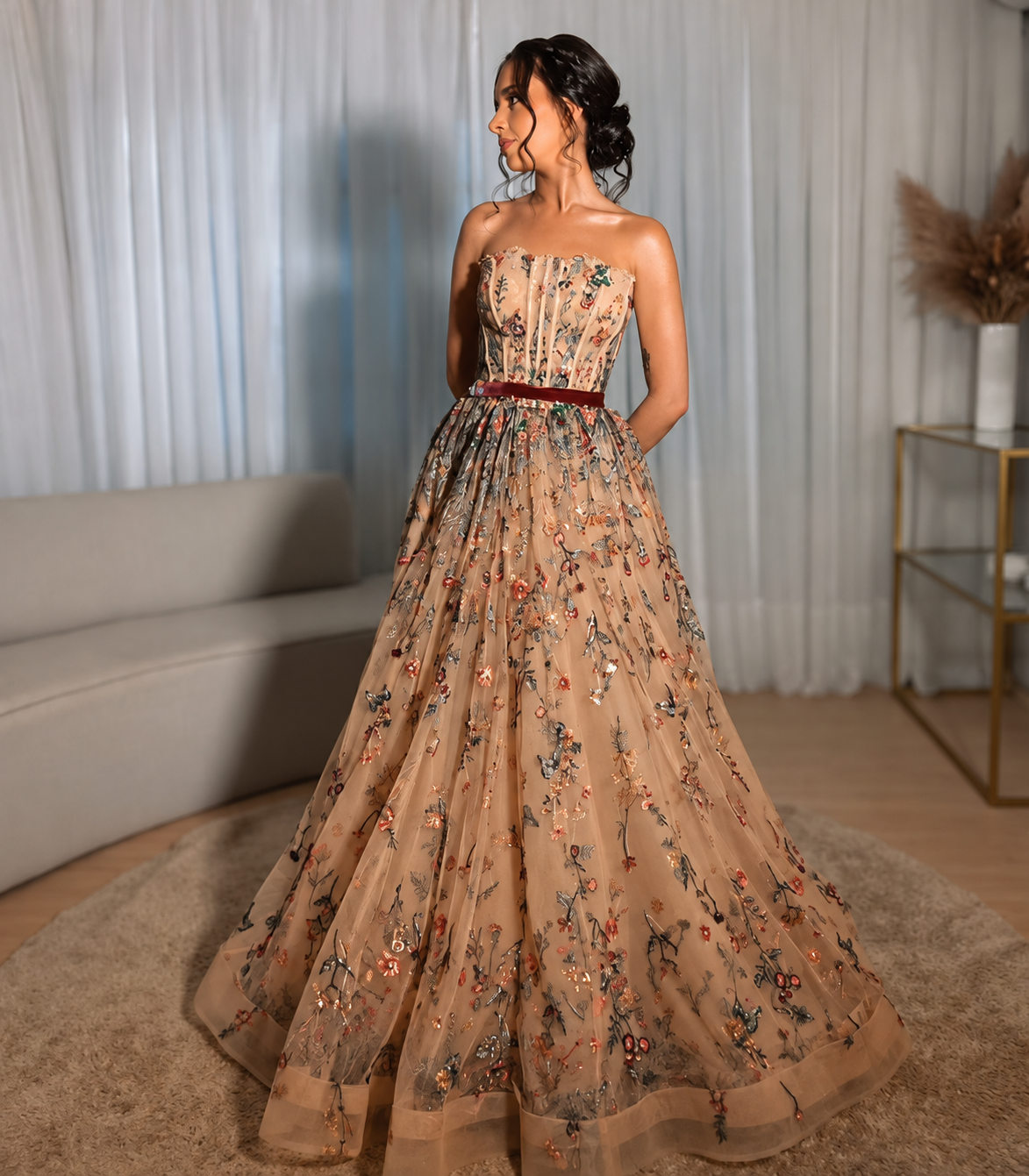 Champagnerfarbenes Brautkleid mit Blumenstickerei – Elegantes Prinzessinnen-Hochzeitskleid