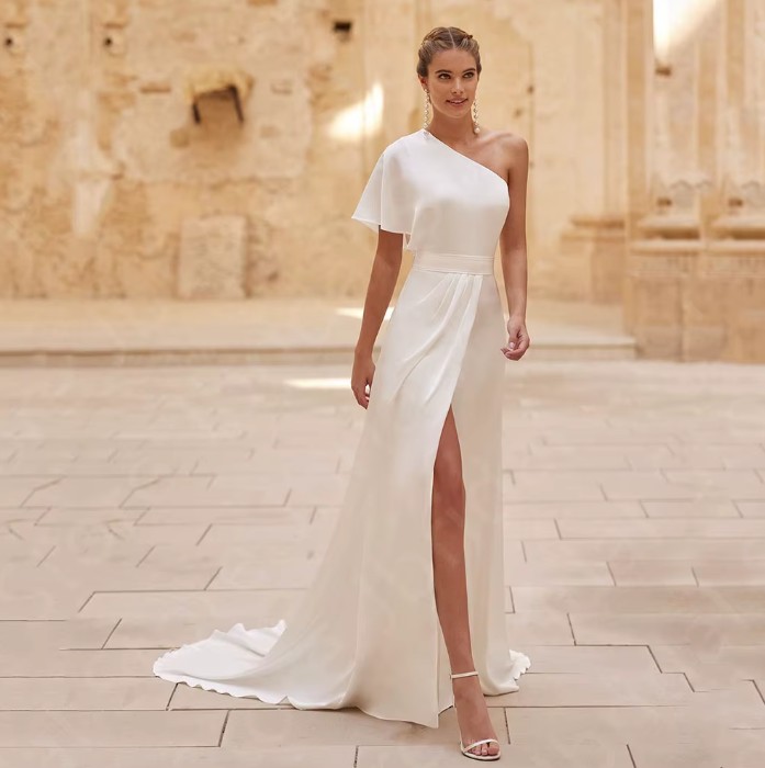 Schlichtes One-Shoulder Brautkleid mit Beinschlitz – Elegantes Hochzeitskleid mit kurzen Ärmeln