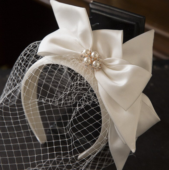 Satin Braut Haarreif mit Tüll und Blumen