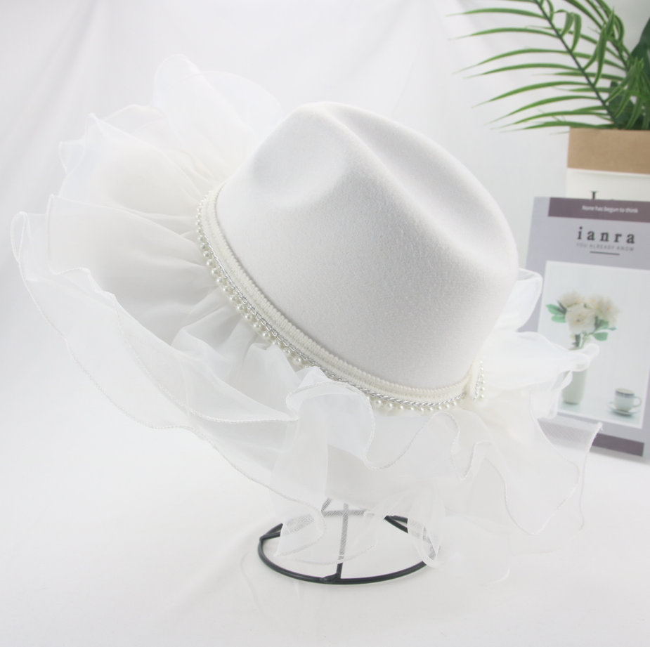 Braut Hut Chanel in Weiß mit Perlen
