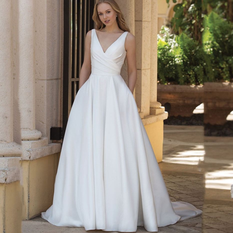 Schlichtes A-Linie Brautkleid Camille mit V Ausschnitt und Schleppe