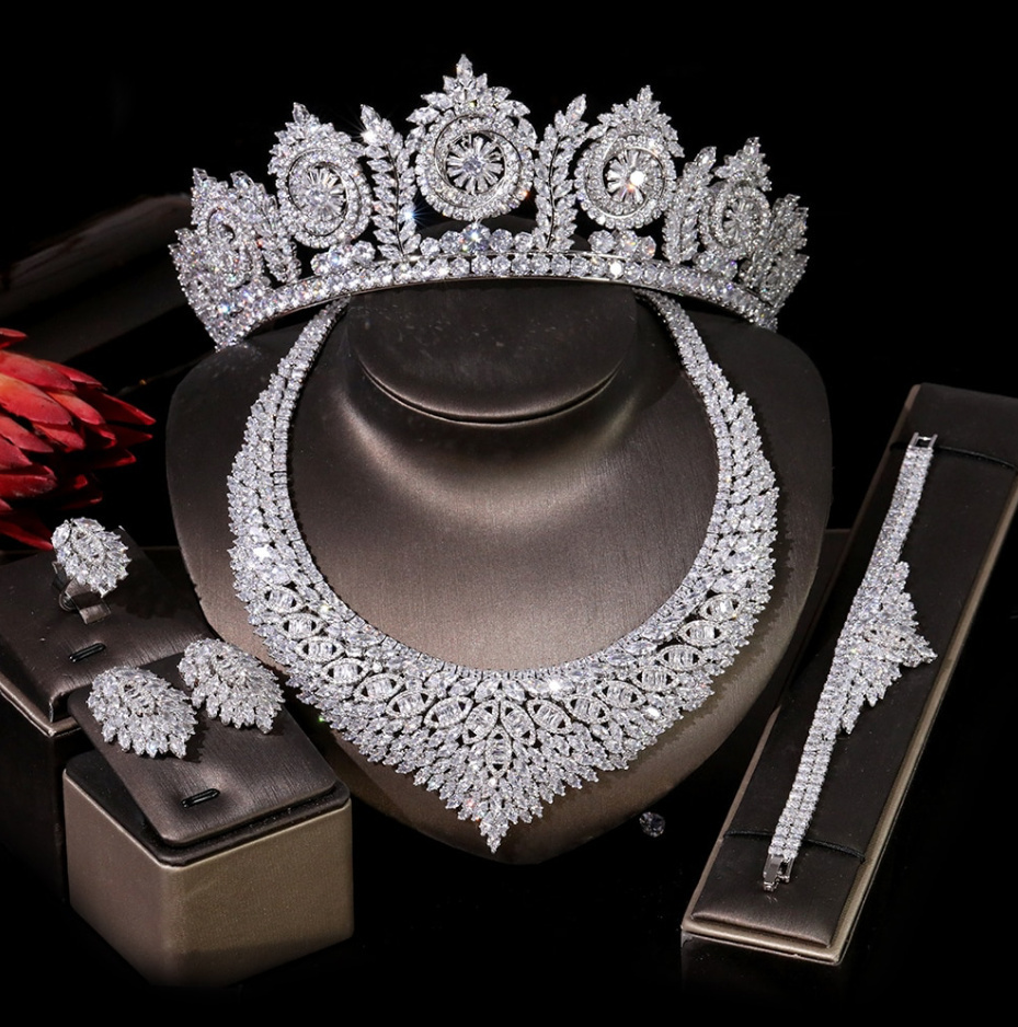 Luxus Brautschmuck Set Colette Tiara Halskette Armband Ohrringe Ring im Set